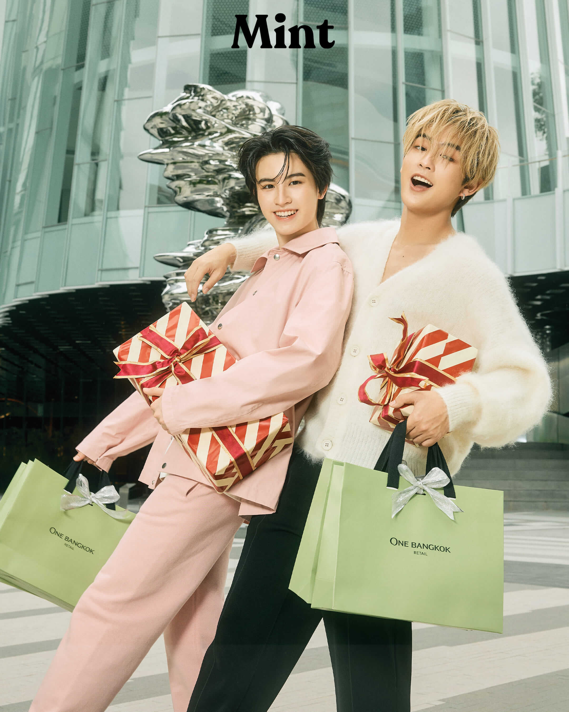 สดใสเต็มจอ! 'ฮาร์ท-เอเอ' BUS เช็คอิน One Bangkok ต้อนรับเทศกาลสุดเฟสทีฟส่งท้ายปี 2025