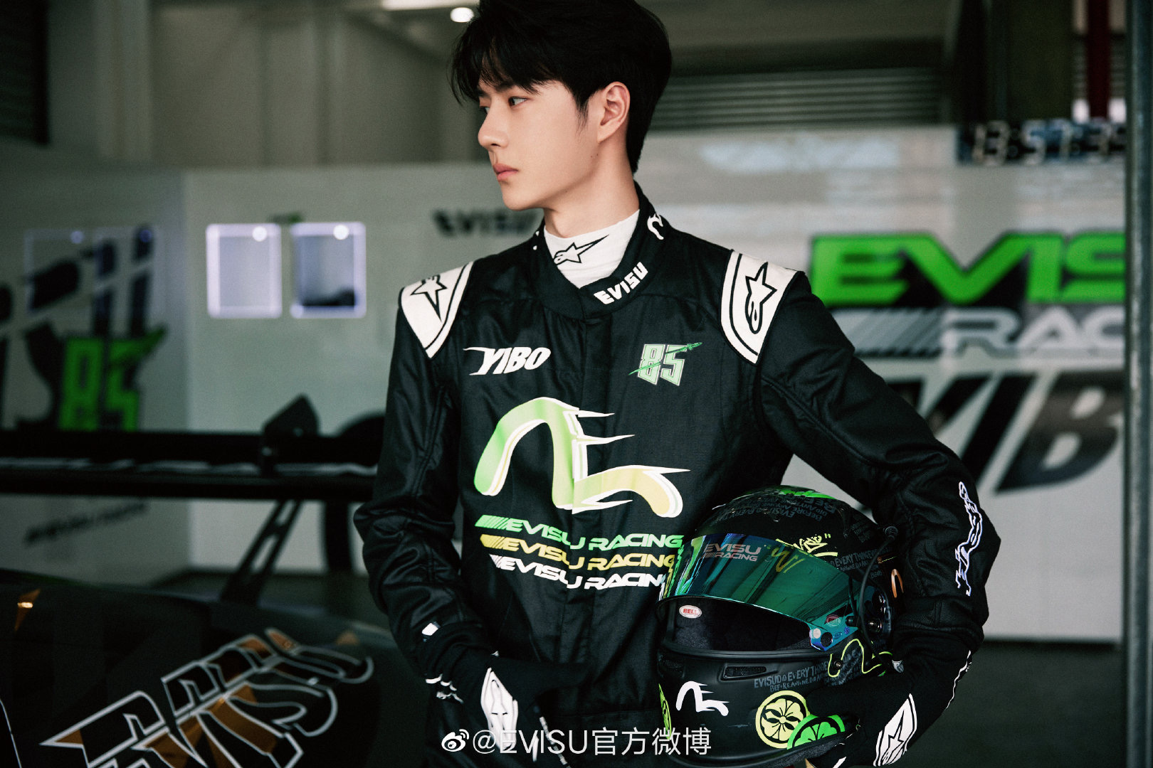 ลงสนามด้วยความสง่า! เผย 4 จุดเด่นรถแข่ง 'หวัง อี้ป๋อ' พร้อมเซ็ตรูปนักแข่งรถ สุดเท่